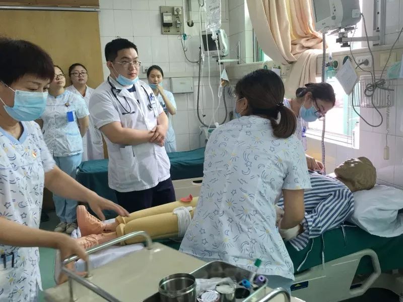 争分夺秒的生命保卫战—我院急诊科成功接诊处置6例集体急性食物中毒患者 争分夺秒的生命保卫战—我院急诊科成功接诊处置6例集体急性食物中毒患者