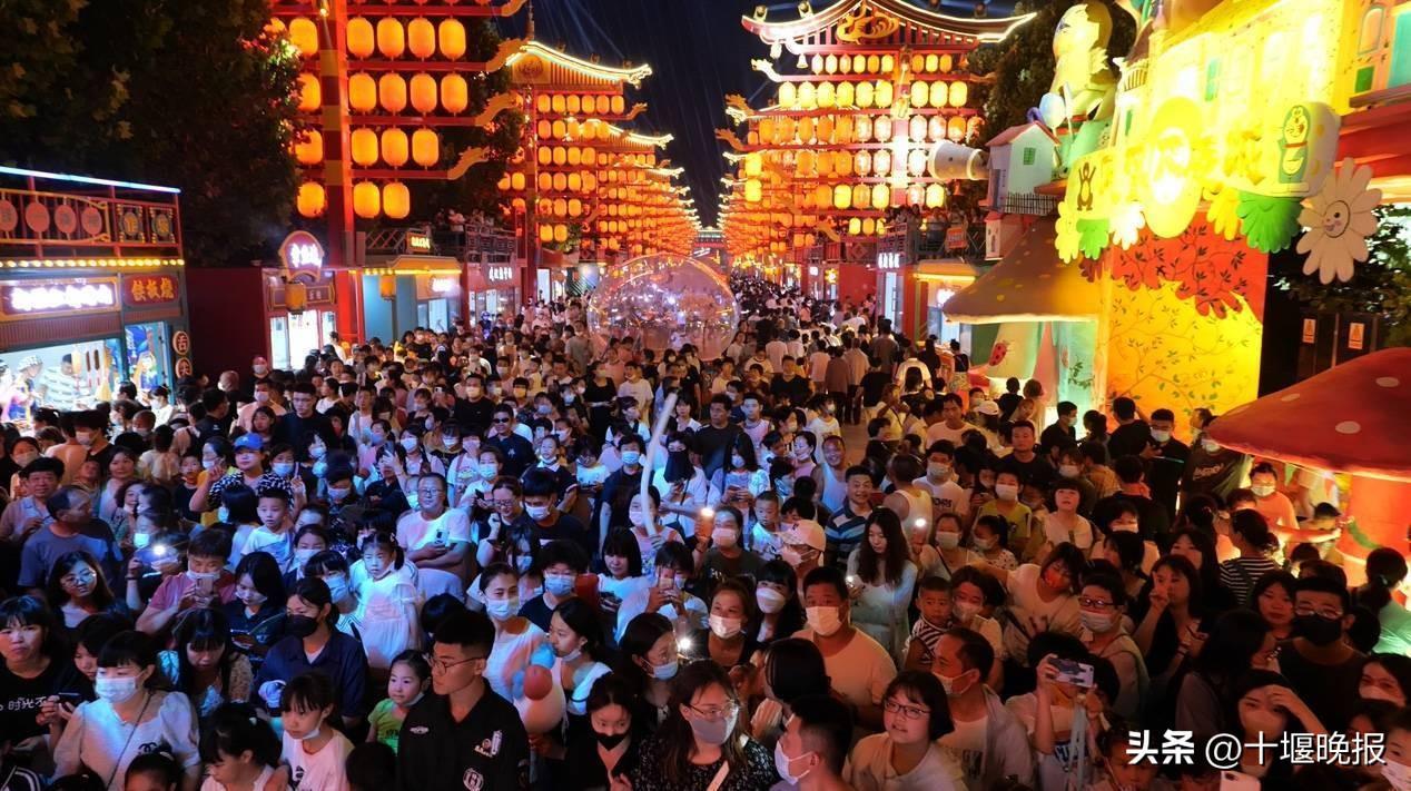 西安大唐不夜城,璀璨灯火下的疫情应对与旅游新常态 西安大唐不夜城,璀璨灯火下的疫情应对与旅游新常态