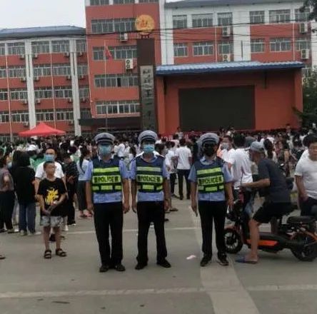 献县本斋今日警力突增引关注,现场秩序井然民众猜测纷纷 献县本斋今日警力突增引关注,现场秩序井然民众猜测纷纷
