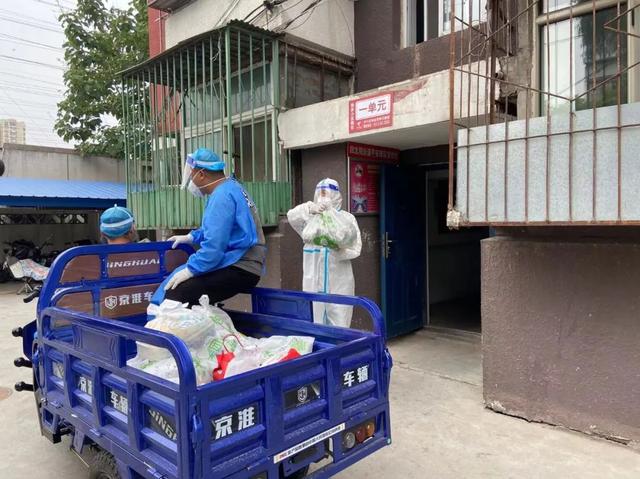 北京回龙观疫情封闭小区,被折叠的日常与破壁的温情 北京回龙观疫情封闭小区,被折叠的日常与破壁的温情