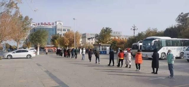 【近万名游客滞留内蒙古,网曝滞留内蒙古游客扔掉免费午餐】 【近万名游客滞留内蒙古,网曝滞留内蒙古游客扔掉免费午餐】