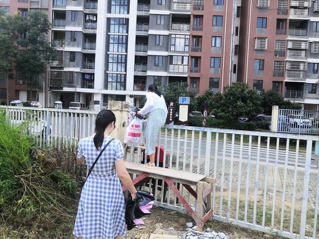【翻越小区护栏违法吗,翻小区栏杆犯法吗】 【翻越小区护栏违法吗,翻小区栏杆犯法吗】