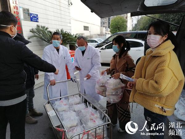 外出就餐要注意就餐环境卫生不吃装盒超过几小时的盒饭:外出就餐不吃超过多少小时的盒饭 外出就餐要注意就餐环境卫生不吃装盒超过几小时的盒饭:外出就餐不吃超过多少小时的盒饭
