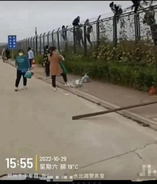 富士康员工徒步返乡直击高速路况:富士康工人回家 富士康员工徒步返乡直击高速路况:富士康工人回家