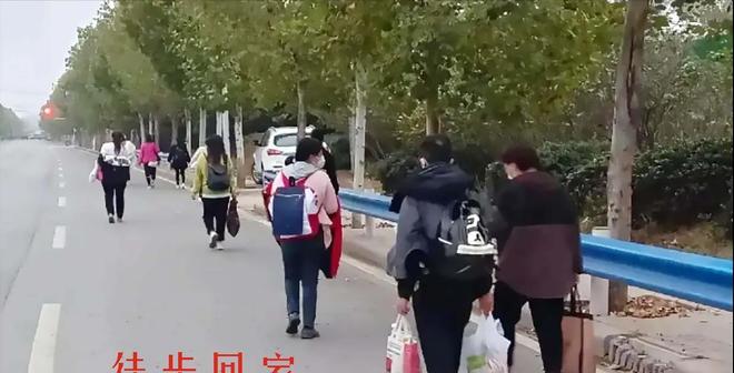 富士康员工徒步返乡直击高速路况:富士康工人回家 富士康员工徒步返乡直击高速路况:富士康工人回家