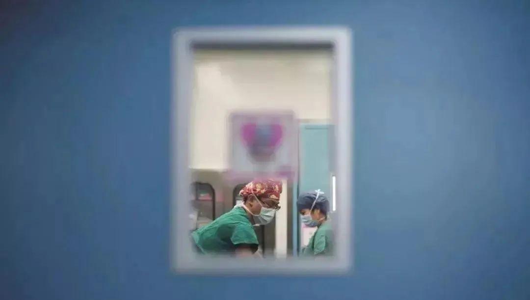 关于上海急诊实录:病患爆满拆凳子安置的信息 关于上海急诊实录:病患爆满拆凳子安置的信息