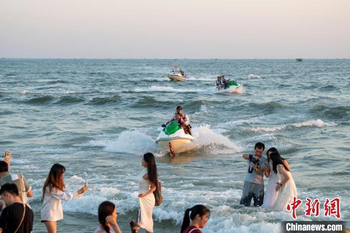 北海游客被浪冲走/北海能冲浪吗 北海游客被浪冲走/北海能冲浪吗