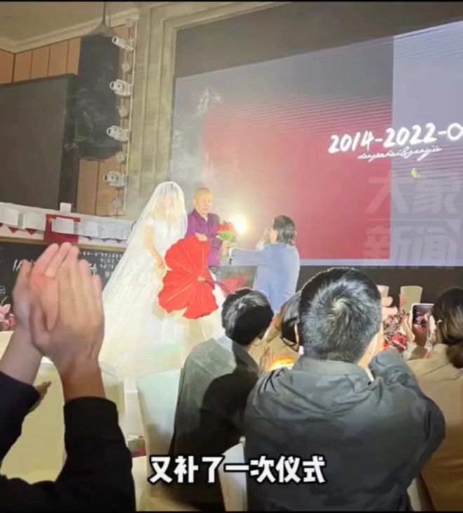 新郎没做核酸蹲酒店门口看婚礼直播,疫情下的遗憾与担当 新郎没做核酸蹲酒店门口看婚礼直播,疫情下的遗憾与担当