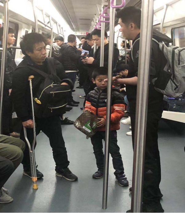 深圳公交站与地铁口之间,隔着最遥远的距离 深圳公交站与地铁口之间,隔着最遥远的距离