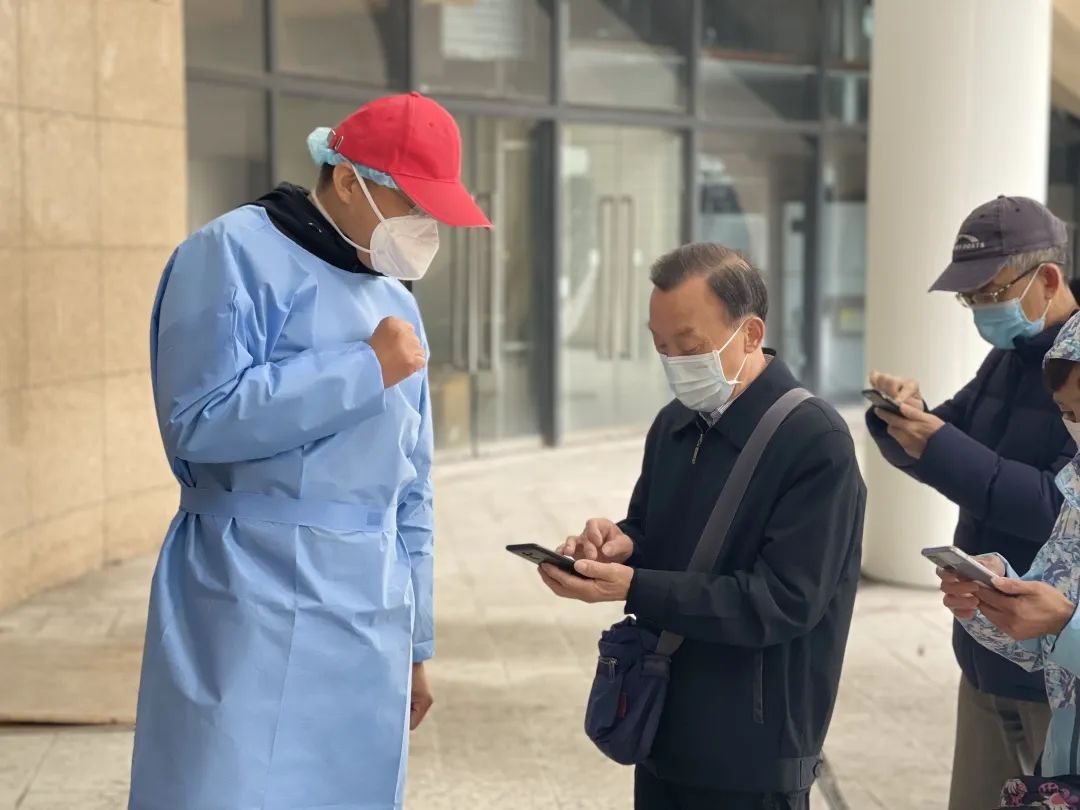 当卢书记遇上志愿者,特权思维撞上抗疫防线的警示 当卢书记遇上志愿者,特权思维撞上抗疫防线的警示