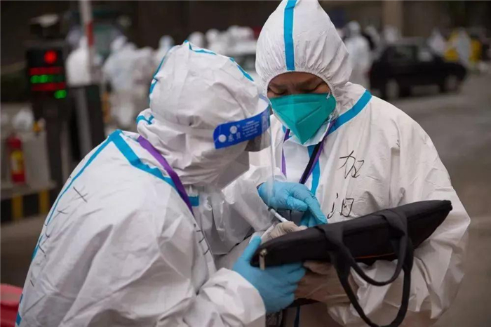 北京一家七口接连感染,疫情下的家庭坚守与社区守护 北京一家七口接连感染,疫情下的家庭坚守与社区守护