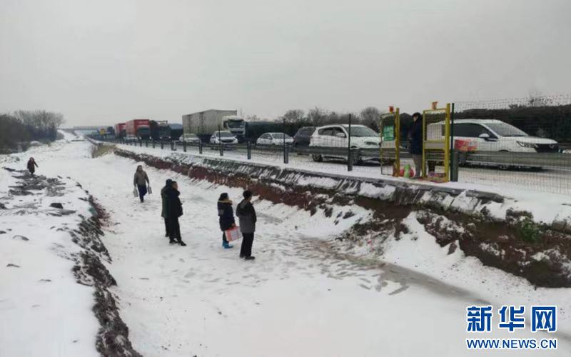 风雪伊犁夜,300余名游客滞留背后的温暖守护 风雪伊犁夜,300余名游客滞留背后的温暖守护