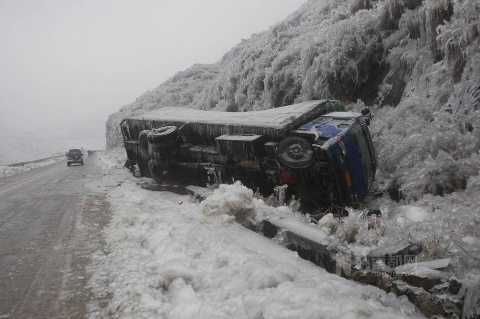 【08年南方雪灾内燃机车拉电力机车/08年雪灾 火车】 【08年南方雪灾内燃机车拉电力机车/08年雪灾 火车】