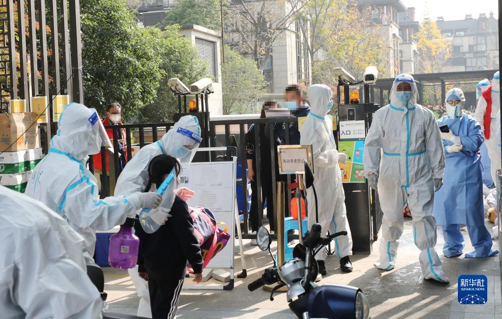 上海疫情下的小区封闭,一场与时间赛跑的防疫考验 上海疫情下的小区封闭,一场与时间赛跑的防疫考验