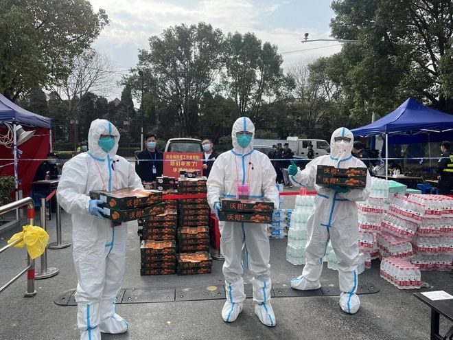 上海疫情下的小区封闭,一场与时间赛跑的防疫考验 上海疫情下的小区封闭,一场与时间赛跑的防疫考验