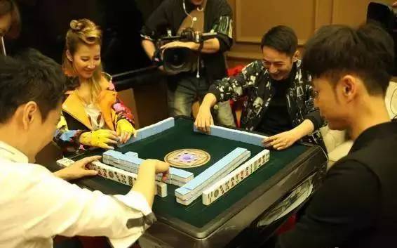 我们一起打牌吧