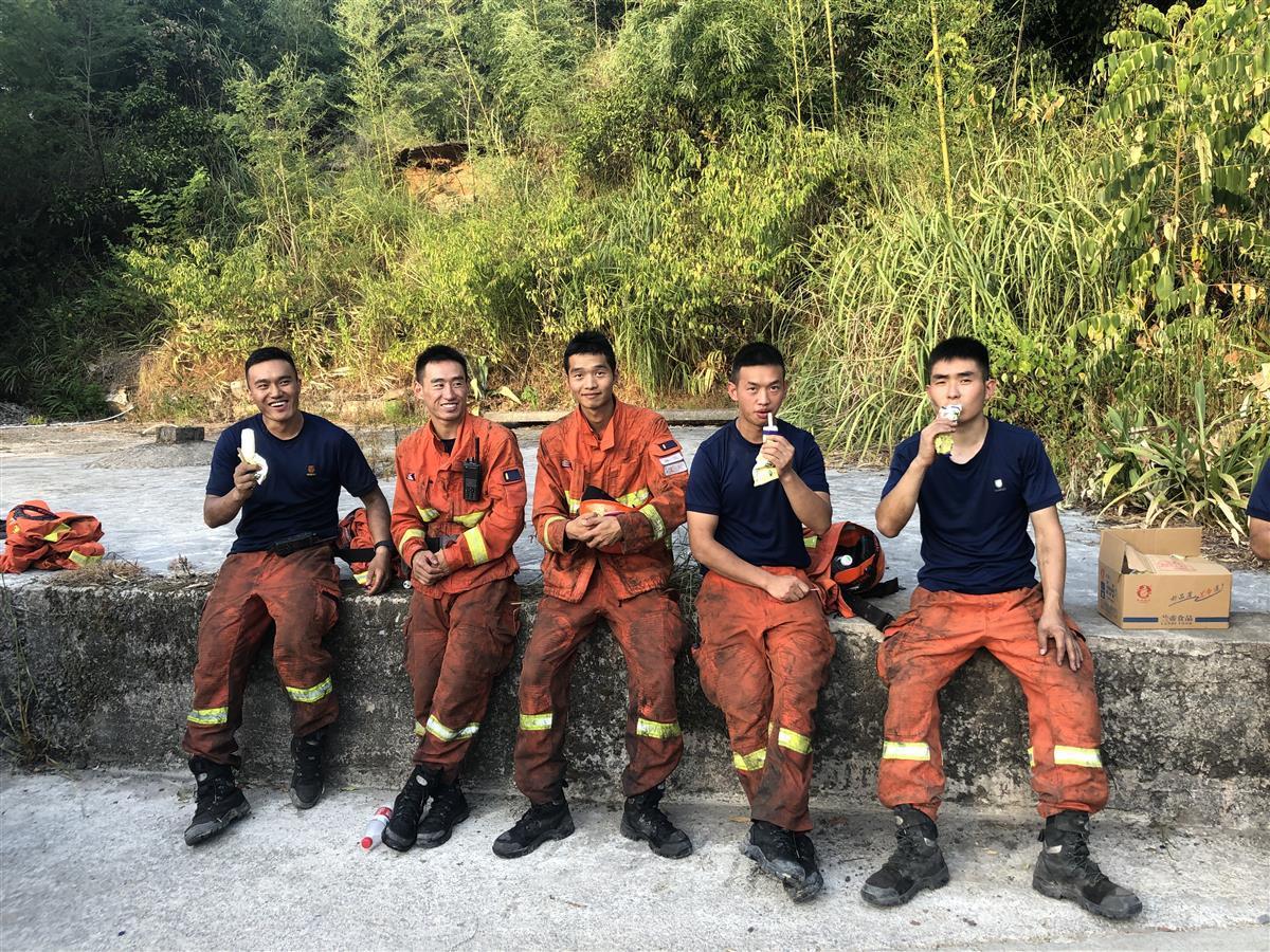 中国四川泸定突发5.8级地震,救援力量紧急集结赶赴震中 中国四川泸定突发5.8级地震,救援力量紧急集结赶赴震中