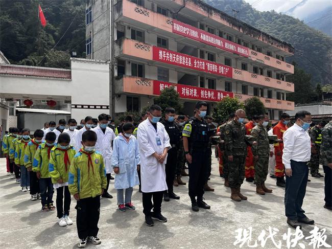 中国四川泸定突发5.8级地震,救援力量紧急集结赶赴震中 中国四川泸定突发5.8级地震,救援力量紧急集结赶赴震中