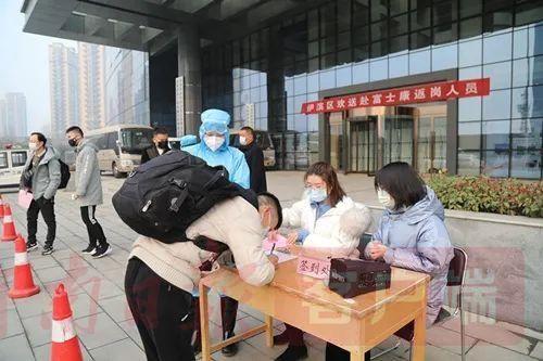 富士康员工徒步返乡前后/富士康返岗激励政策