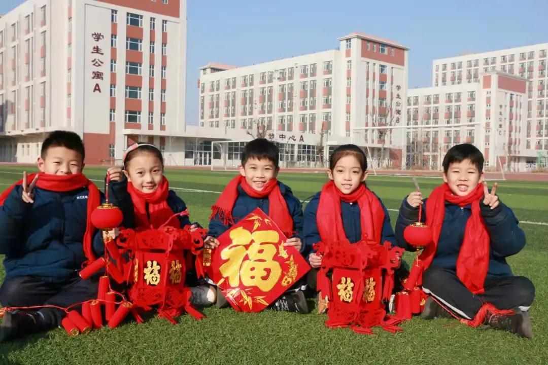 元旦联欢会进行到一半,教室突然陷入黑暗 元旦联欢会进行到一半,教室突然陷入黑暗