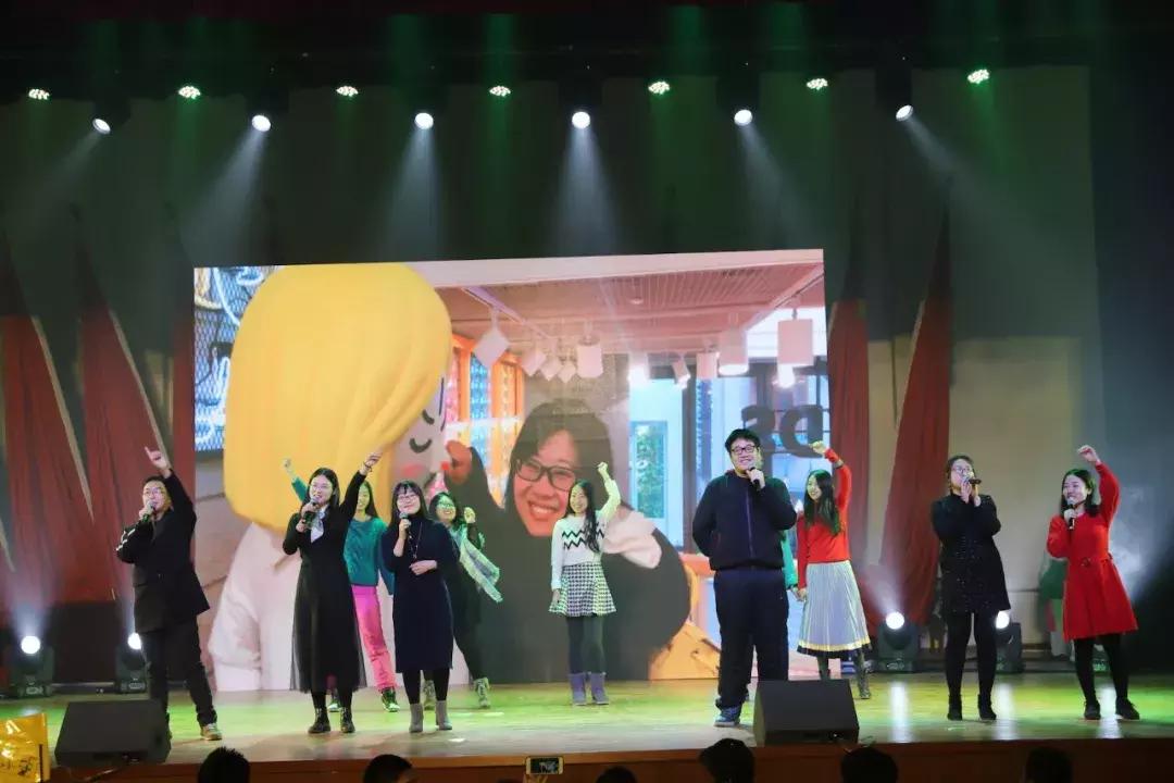 元旦联欢会进行到一半,教室突然陷入黑暗 元旦联欢会进行到一半,教室突然陷入黑暗