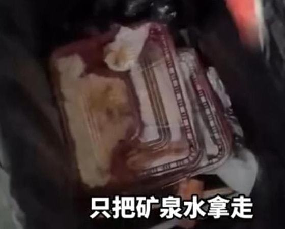 工作人员回应滞留游客扔掉免费午餐8(滞留游客住宿免费吗) 工作人员回应滞留游客扔掉免费午餐8(滞留游客住宿免费吗)