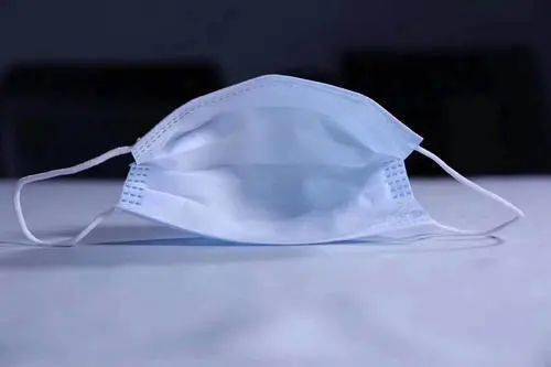 口罩潮湿会影响防护效果,你多久换一次?/口罩放潮湿环境下会失效吗