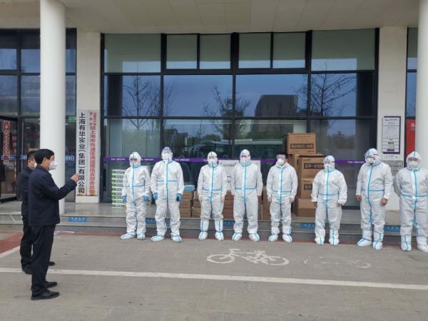 上海回应劝外地人返乡，政策本意是纾困，但需细化落实与温情沟通