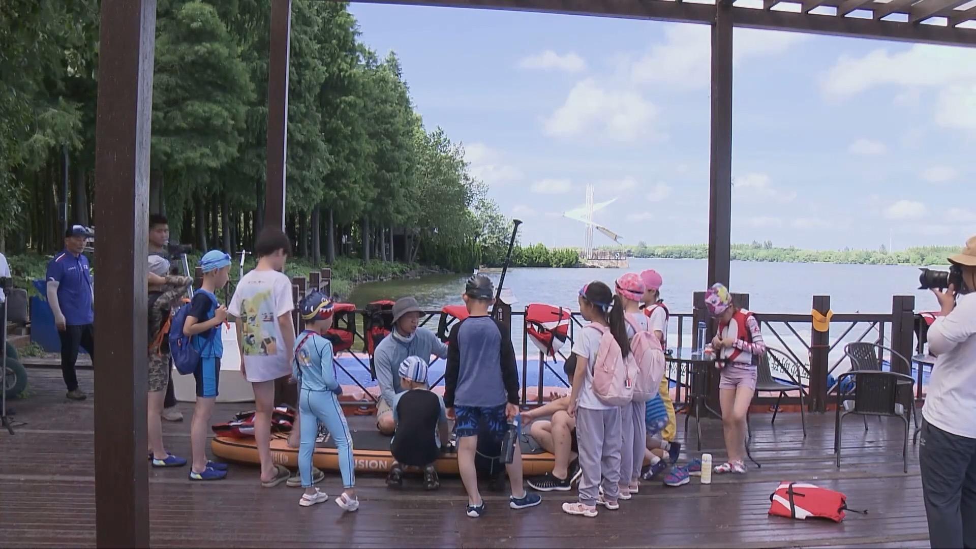 上海回应劝外地人返乡，政策本意是纾困，但需细化落实与温情沟通