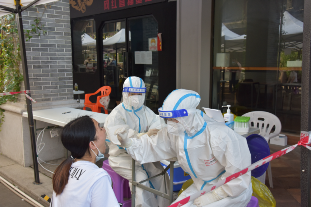 重庆主城区核酸检测，一场全民参与的抗疫攻坚战