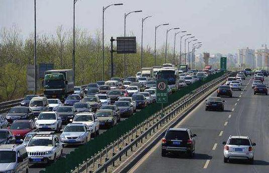 四月29号上高速五一下高速收费吗（四月29号上高速五一下高速收费吗现在）