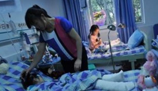 5岁双胞胎/5岁双胞胎坎断脚筋后续爷爷说真相