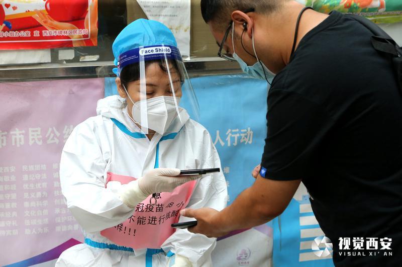 西安开展新一轮核酸检测工作:西安多地开展核酸检测