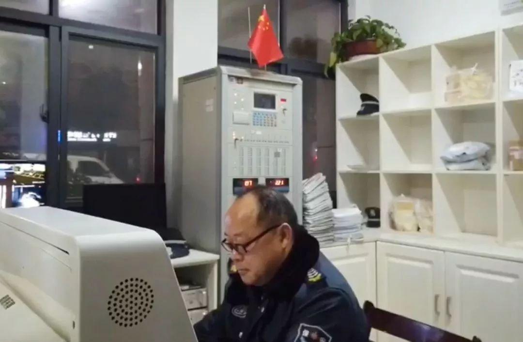 这门,是虚掩着的 这门,是虚掩着的