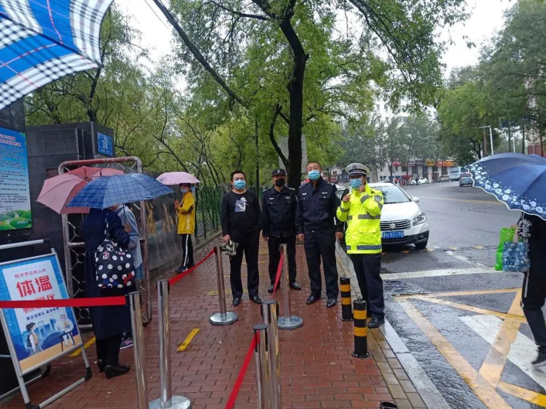 鹤岗疫情防控升级,部分道路临时封闭,市民生活秩序井然 鹤岗疫情防控升级,部分道路临时封闭,市民生活秩序井然