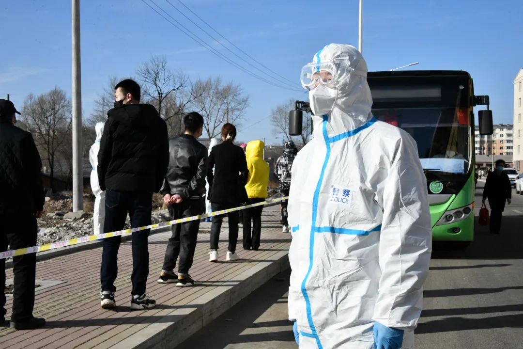 鹤岗疫情防控升级,部分道路临时封闭,市民生活秩序井然 鹤岗疫情防控升级,部分道路临时封闭,市民生活秩序井然