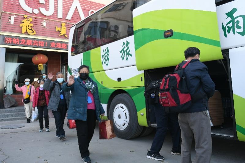 额济纳旗滞留游客近万人/内蒙额济纳旗滞留游客 额济纳旗滞留游客近万人/内蒙额济纳旗滞留游客