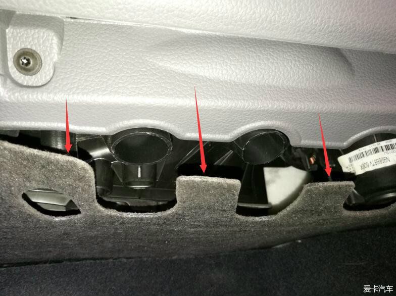 上海大众新桑塔纳的空调滤芯怎样拆装:大众新桑塔纳空调滤芯安装方向视频 上海大众新桑塔纳的空调滤芯怎样拆装:大众新桑塔纳空调滤芯安装方向视频