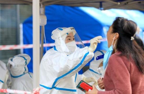 男子求隔离未果6口人确诊q/男子被隔离7天