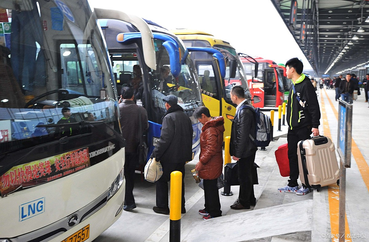高铁时代他们仍坐大巴车返乡过年可以吗:过年回家坐大巴车安全吗