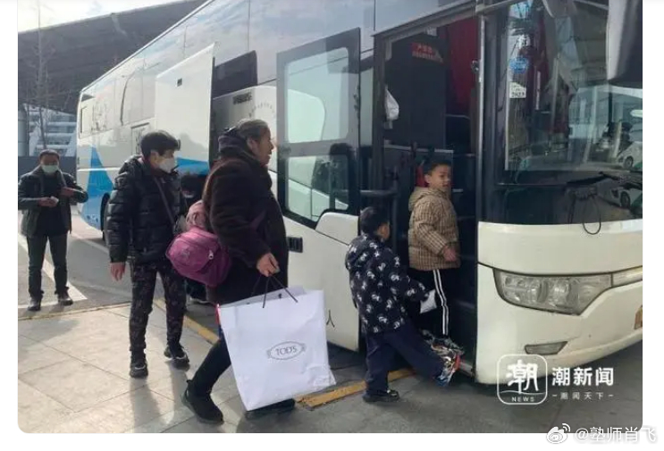 高铁时代他们仍坐大巴车返乡过年可以吗:过年回家坐大巴车安全吗