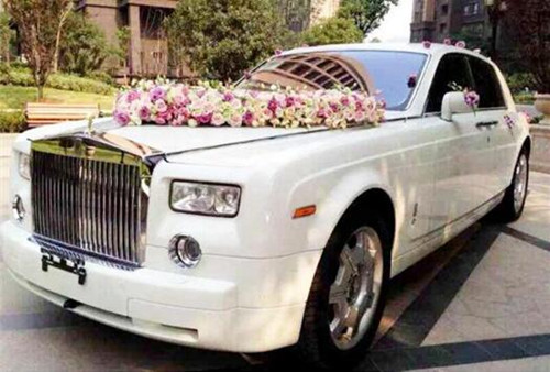 【劳斯莱斯跑车多少钱一辆/劳斯莱斯跑车多少钱一辆啊】