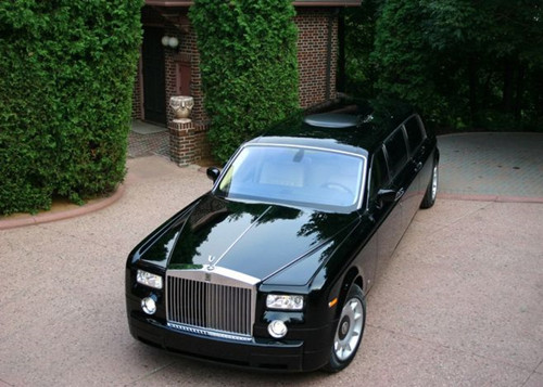 【劳斯莱斯跑车多少钱一辆/劳斯莱斯跑车多少钱一辆啊】