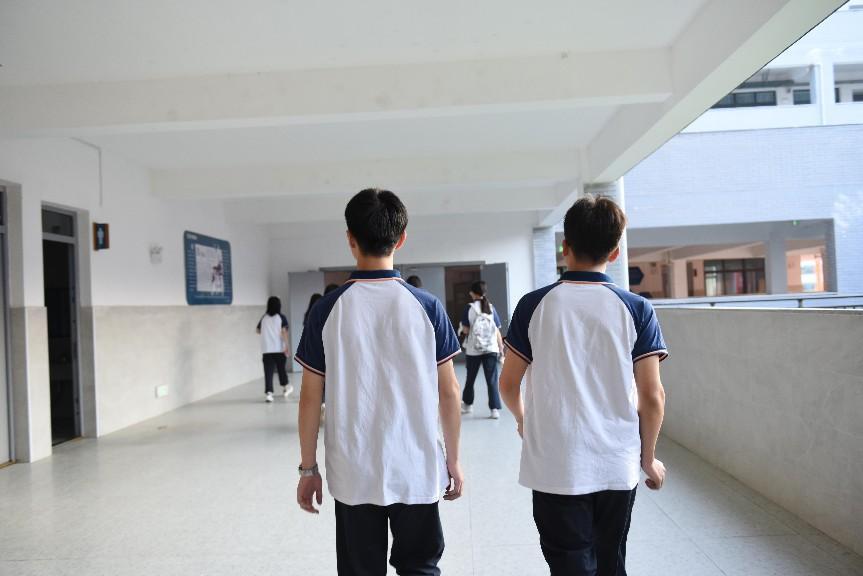 长沙一中学校/长沙一中学校花因拍校服照走红 长沙一中学校/长沙一中学校花因拍校服照走红