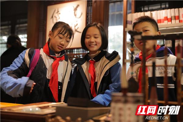 长沙一中学校/长沙一中学校花因拍校服照走红 长沙一中学校/长沙一中学校花因拍校服照走红