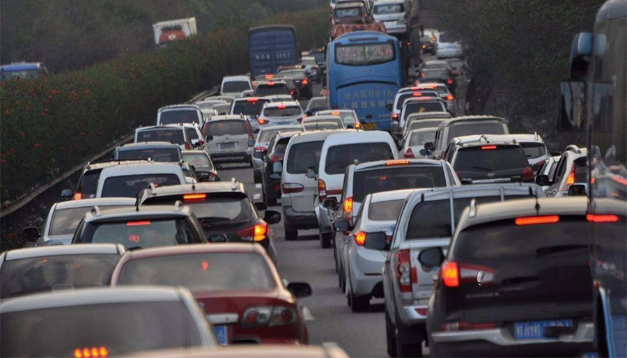 早高峰实录，镜头下的北京堵车，每一帧都是都市生存图鉴