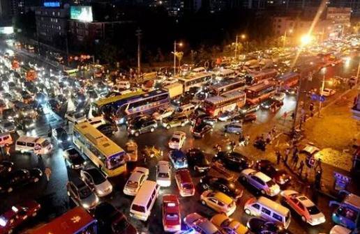 早高峰实录，镜头下的北京堵车，每一帧都是都市生存图鉴