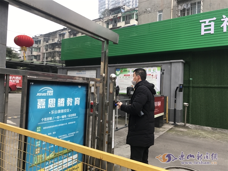 成都小区封闭式管理，一道门，隔出秩序与温情