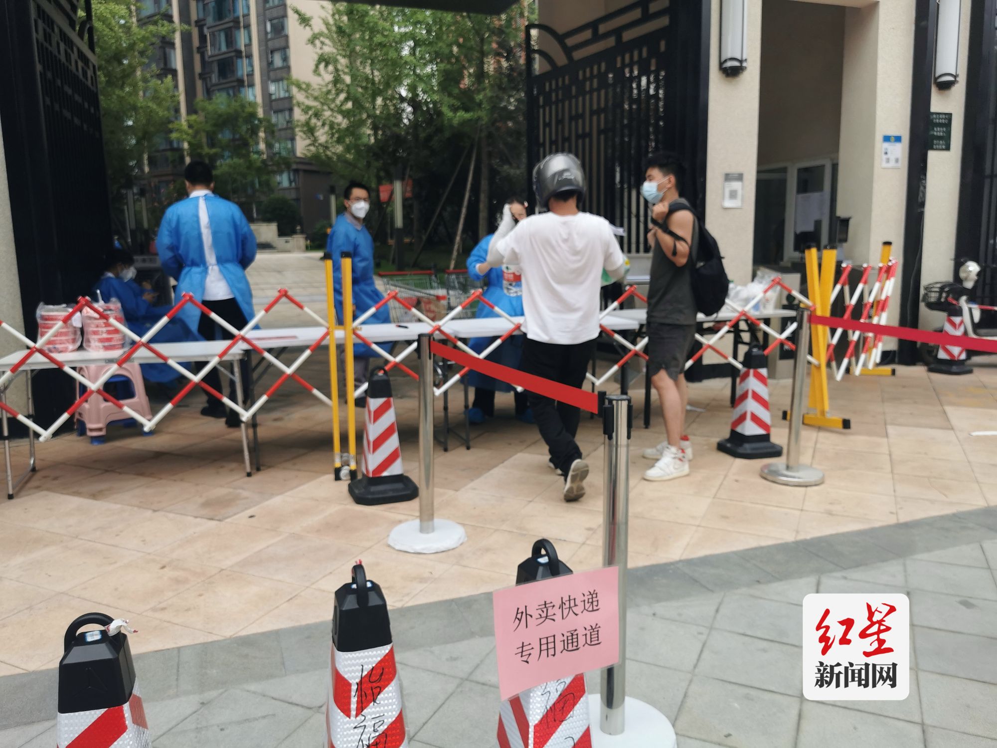 成都小区封闭式管理，一道门，隔出秩序与温情