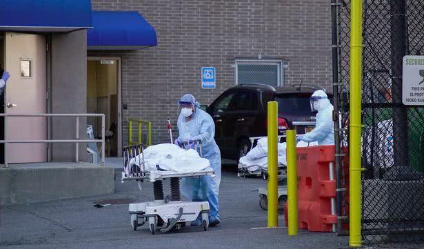 纽约街头悲愤一幕，民众抬棺抗议，裹尸袋中的无声呐喊